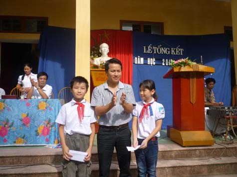 Nhà báo Bùi Ngọc Cải trao tặng học bổng cho 2 học sinh đặc biệt xuất sắc của Trường Tiểu học Bột Xuyên